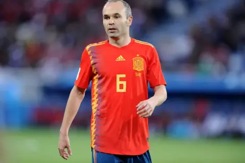 Piłkarze Hiszpanii: Andres Iniesta w czerwonej koszulce z numerem 6, gotowy do gry.
