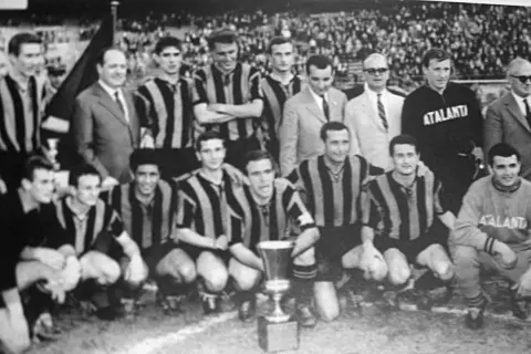 Drużyna włoskiego klubu piłkarskiego z Bergamo, Atalanta, pozuje do zdjęcia z pucharem.