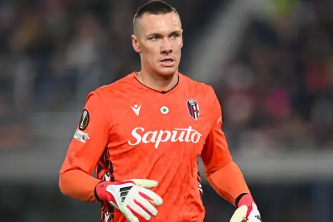 Łukasz Skorupski, polski bramkarz, broni w Serie A dla Bologny.