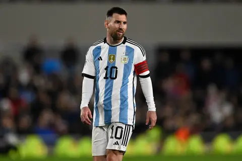 Lionel Messi w koszulce Argentyny, kraju, w którym gra, z numerem 10 na koszulce i spodenkach.