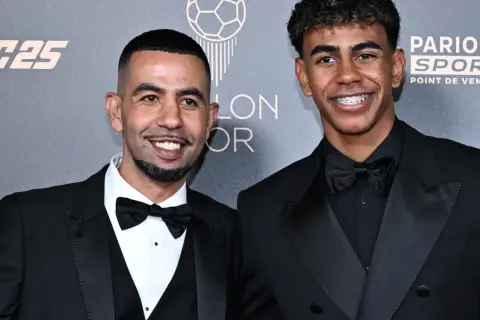 Mounir Nasraoui i młody piłkarz w eleganckich garniturach na gali.