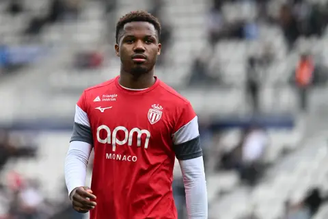 Piłkarz AS Monaco, Fati Ansu, w czerwonej koszulce z białymi rękawami i logo klubu.