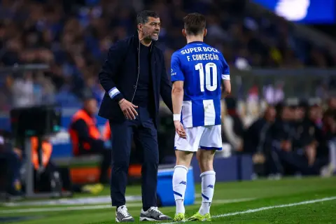 Trener Sérgio Conceição udziela wskazówek zawodnikowi z numerem 10 na koszulce FC Porto.