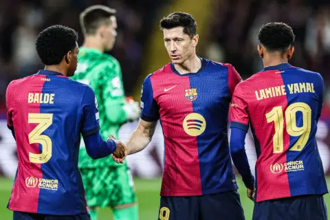 Robert Lewandowski, znany z gry w klubach takich jak Bayern Monachium i FC Barcelona, wita się z kolegami z drużyny.