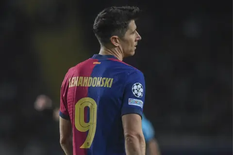 Robert Lewandowski, jeden z najlepszych napastników świata, w koszulce z numerem 9 i herbem Barcelony.