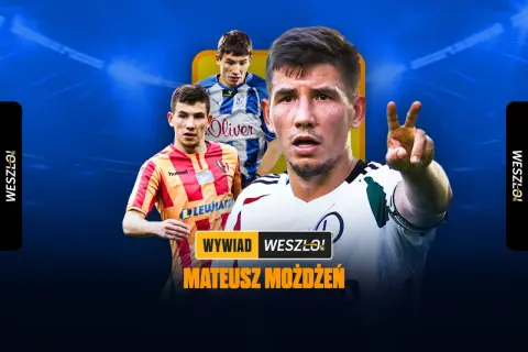 Mateusz Możdżeń w białej koszulce z zielonymi akcentami pokazuje dwa palce. W tle dwaj inni piłkarze w żółto-czerwonych i niebiesko-białych strojach.