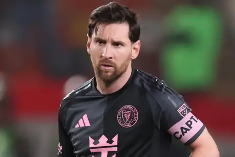 Lionel Messi, kapitan Interu Miami, w koszulce z różowymi detalami. To kolejny klub w jego karierze, po FC Barcelonie i PSG.