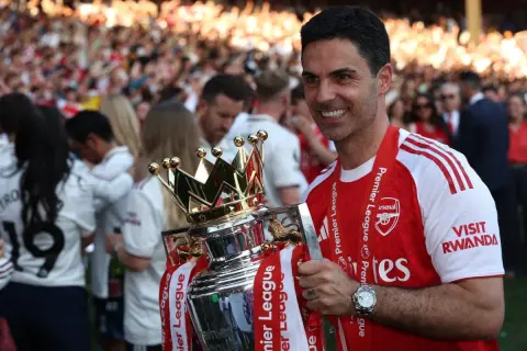 Mikel Arteta z pucharem Premier League. Czy to zapowiedź kolejnych sukcesów i nowych transferów? Arsenal plotki transferowe.