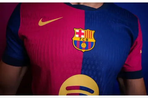 Koszulka FC Barcelona z herbem klubu i logo Spotify, głównego sponsora Barcelony.