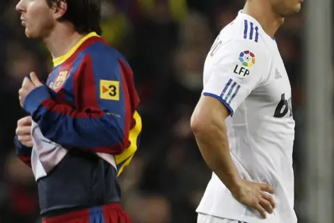 Dwóch najbardziej znanych piłkarzy na świecie, Messi w barwach Barcelony i Ronaldo w Realu Madryt, stoją obok siebie.