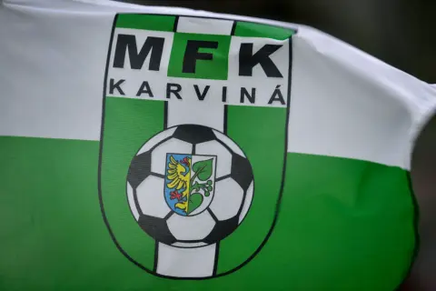 Flaga MFK Karviná z herbem i piłką nożną.
