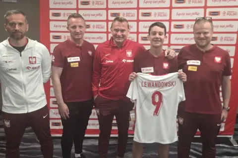 Piłkarze z polskimi korzeniami pozują z koszulką Lewandowskiego.