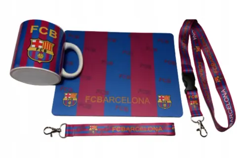 Kubek, podkładka i smycze z logo FC Barcelona. Wszystkie przedmioty ozdobione są klubowymi barwami i herbem, dostarczając fanom najnowsze fc barcelona informacje.