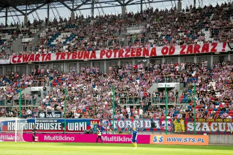 Tysiące kibiców Górnika Zabrze na trybunach, transparent "Czwarta trybuna potrzebna od zaraz!".
