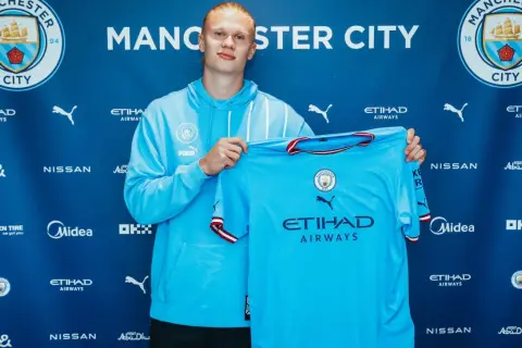 Erling Haaland prezentuje koszulkę Manchesteru City po swoim transferze.