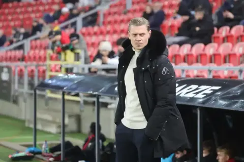 Trener GKS Tychy w zimowej kurtce, z uwagą obserwuje boisko. Czy to zapowiedź nowych gks tychy transfery?