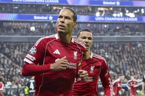Virgil van Dijk w barwach Liverpoolu, jego obecne drużyny, świętuje bramkę w Lidze Mistrzów.
