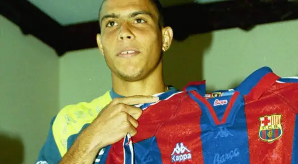 Ronaldo w Barcelonie prezentuje nową koszulkę.