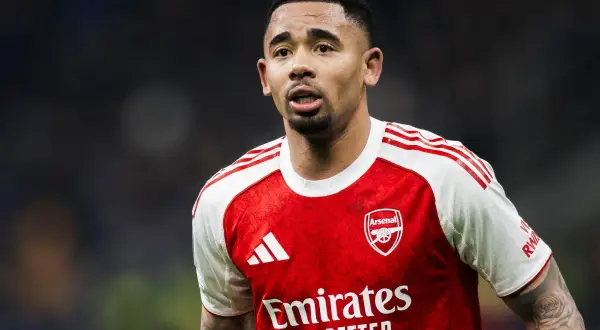 Gabriel Jesus w koszulce Arsenalu, zmartwiony, być może po kontuzji.