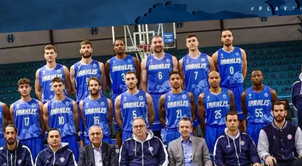 Drużyna koszykarska Iraklis z Salonik w niebieskich strojach, gotowa do gry w FIBA Europe Cup.