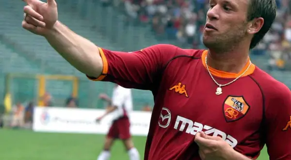 Cassano w koszulce Romy, z palcem wskazującym w górę, świętuje bramkę.