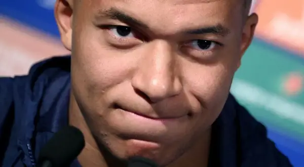 Kylian Mbappé, gdy urodził się, pewnie nie wiedział, że zostanie gwiazdą. Teraz patrzy w obiektyw.
