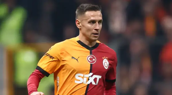 Czeski piłkarz w koszulce Galatasaray, z dumą reprezentuje swój kraj na boisku.