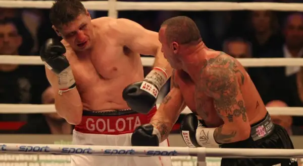 Andrew Golota, były aktualny mistrz świata w boksie waga ciężka, w akcji na ringu.