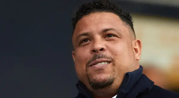 Uśmiechnięty Ronaldo Nazario, legenda futbolu. Jego waga była tematem dyskusji, ale talent niezaprzeczalny.
