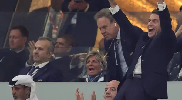 Prezydent Francji Emmanuel Macron świętuje zwycięstwo swojej drużyny nad Marokiem.