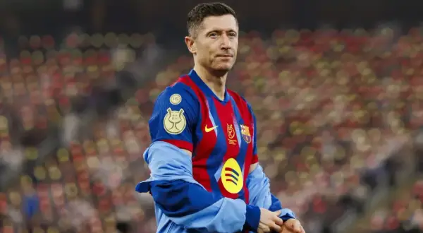 Robert Lewandowski, jeden z najlepiej zarabiających piłkarzy, w koszulce FC Barcelony na tle trybun.