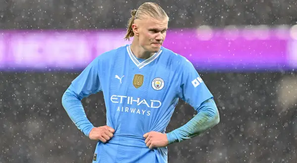 Piłkarz Erling Haaland, z jakiego kraju jest haaland? Norweg. Gra w błękitnej koszulce Manchesteru City.