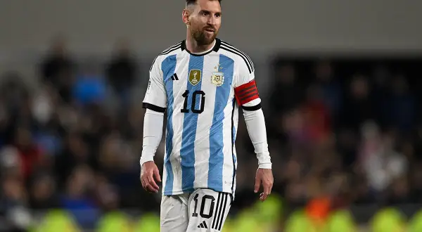 Lionel Messi w koszulce Argentyny, kraju, w którym gra, z numerem 10 na koszulce i spodenkach.