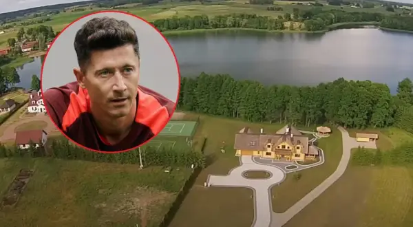 Piękny dom Lewandowskiego nad jeziorem, z kortem tenisowym i otaczającą zielenią.