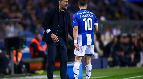 Trener Sérgio Conceição udziela wskazówek zawodnikowi z numerem 10 na koszulce FC Porto.