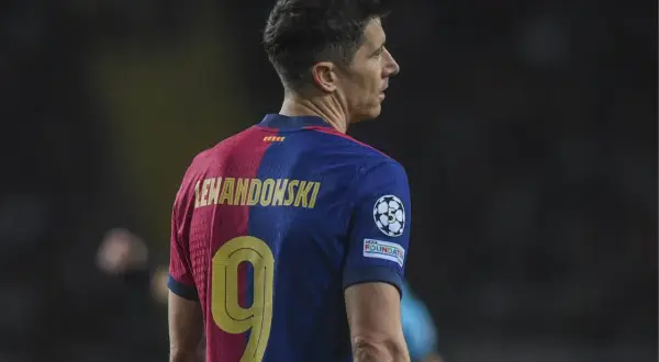 Robert Lewandowski, jeden z najlepszych napastników świata, w koszulce z numerem 9 i herbem Barcelony.