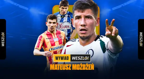 Mateusz Możdżeń w białej koszulce z zielonymi akcentami pokazuje dwa palce. W tle dwaj inni piłkarze w żółto-czerwonych i niebiesko-białych strojach.