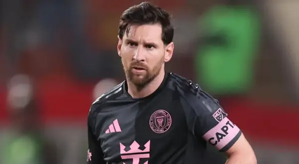 Lionel Messi, kapitan Interu Miami, w koszulce z różowymi detalami. To kolejny klub w jego karierze, po FC Barcelonie i PSG.
