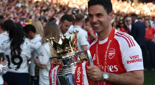Mikel Arteta z pucharem Premier League. Czy to zapowiedź kolejnych sukcesów i nowych transferów? Arsenal plotki transferowe.