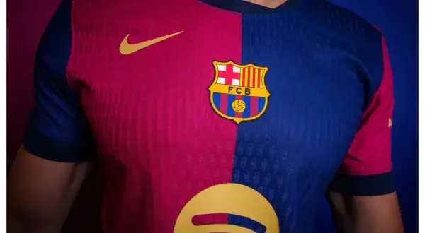 Koszulka FC Barcelona z herbem klubu i logo Spotify, głównego sponsora Barcelony.