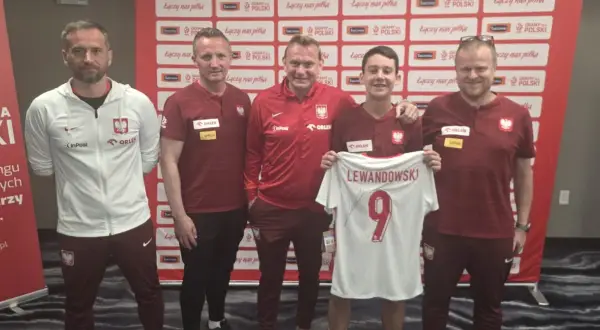 Piłkarze z polskimi korzeniami pozują z koszulką Lewandowskiego.