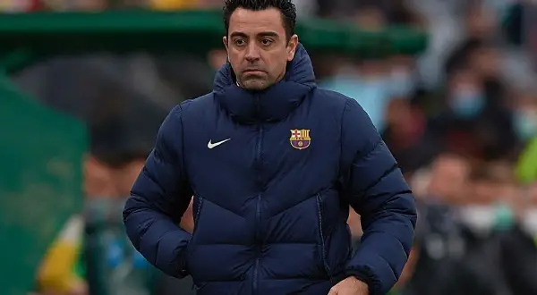 Xavi, jeden z trenerów Barcelony, w puchowej kurtce z herbem klubu.