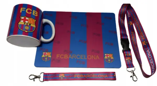 Kubek, podkładka i smycze z logo FC Barcelona. Wszystkie przedmioty ozdobione są klubowymi barwami i herbem, dostarczając fanom najnowsze fc barcelona informacje.