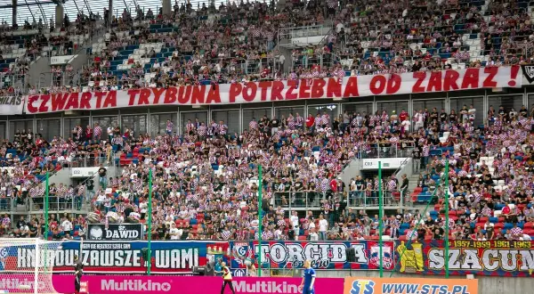 Tysiące kibiców Górnika Zabrze na trybunach, transparent "Czwarta trybuna potrzebna od zaraz!".