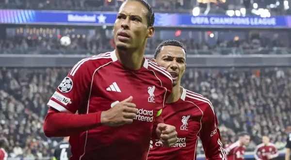 Virgil van Dijk w barwach Liverpoolu, jego obecne drużyny, świętuje bramkę w Lidze Mistrzów.
