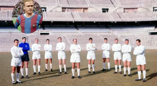 Alfredo Di Stefano w koszulce Barcelony, obok drużyny w białych strojach na tle stadionu.