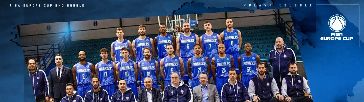 Drużyna koszykarska Iraklis z Salonik w niebieskich strojach, gotowa do gry w FIBA Europe Cup.