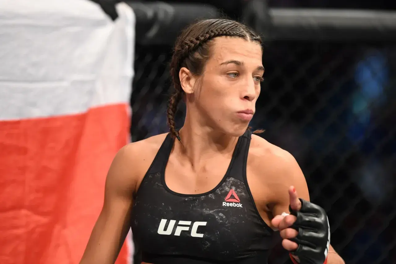 Joanna Jędrzejczyk, z warkoczami i w stroju UFC, gotowa do walki. Jej rekord mówi sam za siebie.