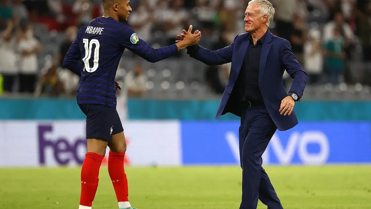 Mbappé i Deschamps, francuscy piłkarze, świętują sukces na boisku.