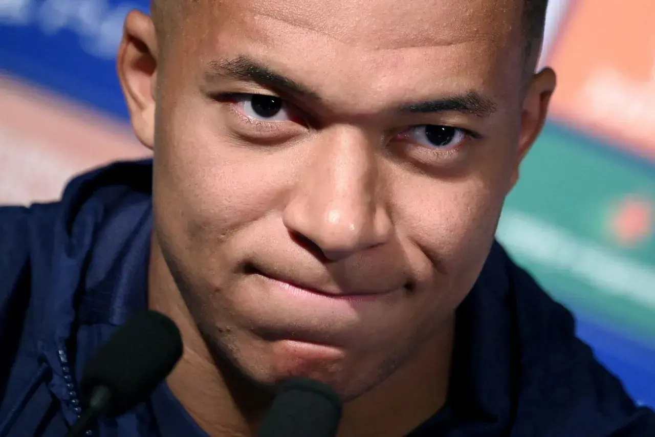 Kylian Mbappé, gdy urodził się, pewnie nie wiedział, że zostanie gwiazdą. Teraz patrzy w obiektyw.